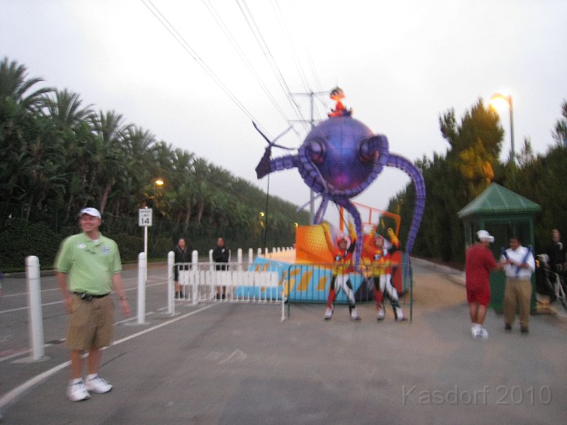 Disneyland 2010 HM Race 0225.JPG - Pictures on the run don't always come out so well. Some characters.